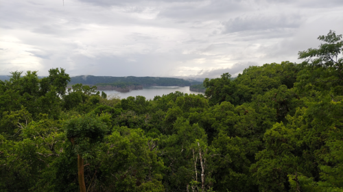 La Laguna Yaxhá se observa desde una de las estructuras situadas en el parque del mismo nombre. (Foto: Dirlyn González/Colaboración)