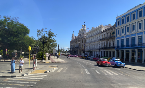 El tráfico es escaso en Cuba y es común ver autos antiguos en sus calles. (Foto: Jéssica Osorio/Soy502)