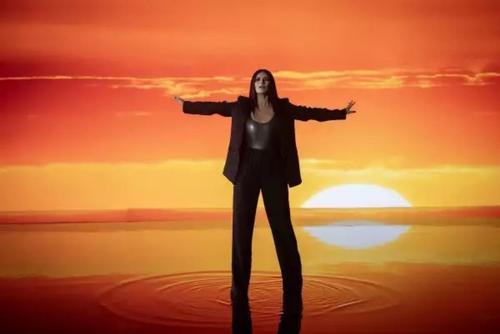 Conmovida por la letra, Pausini adaptó con fluidez su parte del sencillo en español. (Foto: Instagram)