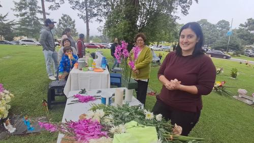 Adornan con flores y recuerdos a quienes partieron, en el Cementerio Las Flores. (Foto: José Luis Pos/Soy502)