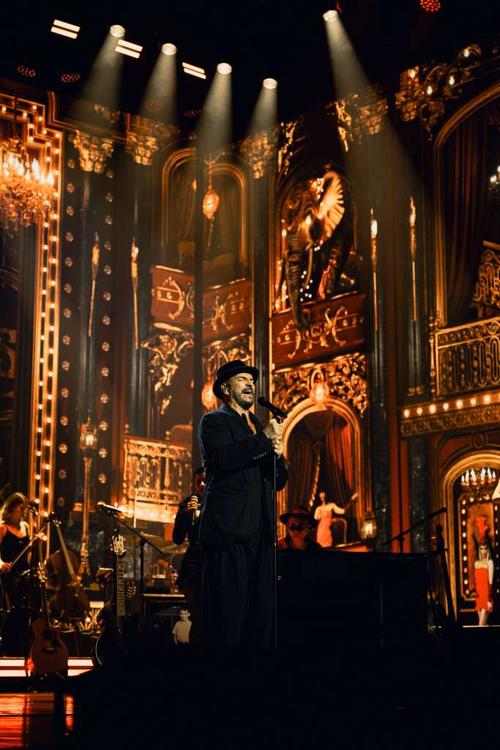 La escenografía, inspirada en anécdotas de su vida, llenó de nostalgia el recinto. (Foto: Productora Ricardo Arjona)