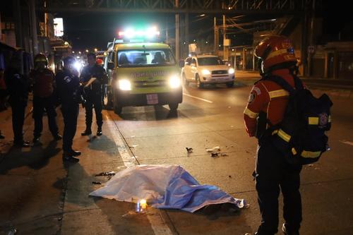 La víctima fue atropellada cuando intentaba cruzar la carretera. (Foto: Bomberos Municipales)