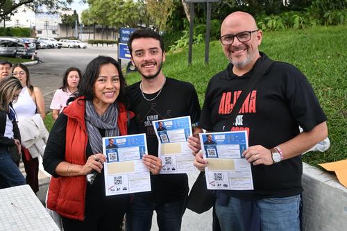 La familia Ramirez muestra con orgullo sus boletos. (Foto: Luis Pos/Nuestro Diario)