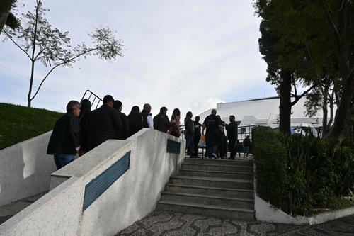 Los fans de Arjona hacen cola desde temprano para ingresar al teatro. (Foto: Luis Pos/Nuestro Diario)