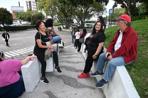 Camisas temáticas y boletos en mano marcan el inicio del tercer día de la Residencia. (Foto: Luis Pos/Nuestro Diario)