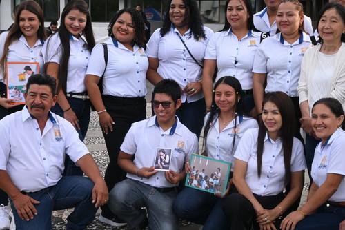 Los educadores compartieron su admiración por el legado de Arjona. (Foto: Luis Pos/ Nuestro Diario)