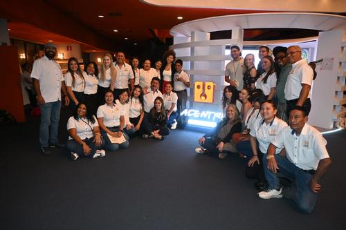 La emoción de los maestros fue palpable al ingresar al recinto. (Foto: Luis Pos/ Nuestro Diario)