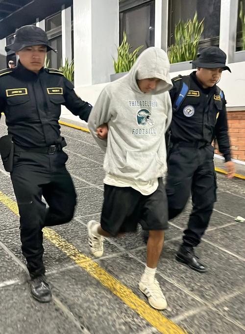 Los agentes detectaron actitudes sospechosas del capturado cuando se retiraba del cementerio. (Foto: PNC)