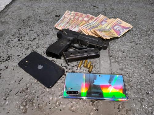 Las autoridades investigan si los objetos incautados están relacionados a posibles asaltos a visitantes del cementerio. (Foto: PNC)