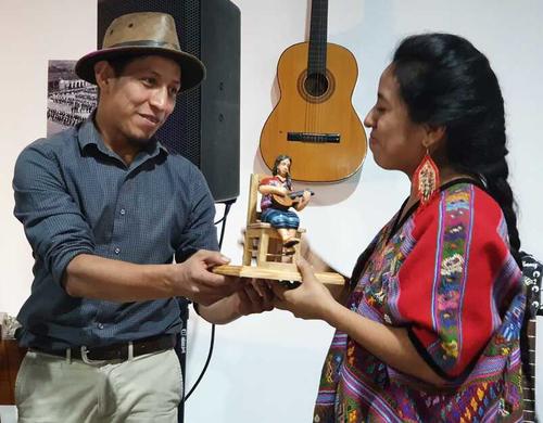 Representantes de la Casa de la Cultura de San Martín Jilotepeque brindaron un reconocimiento a la cantautora en 2021. (Foto: Carlos Sotz/Colaborador)