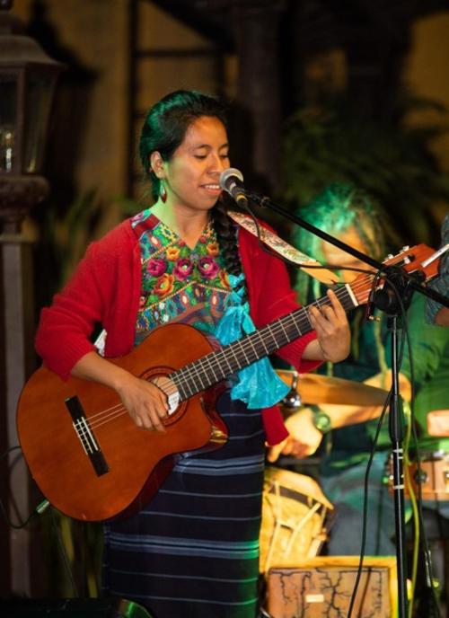 Comenzó a tocar la guitarra a los 12 años y desde joven mostró interés por la música y la defensa de los derechos indígenas. (Foto: FB Sara Curruchich)