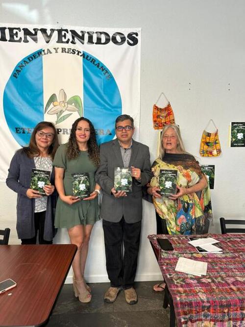 Gloria Hernández, Nancy Orellana, Geldryn de León y Linda Kwap compartieron varios de los textos publicados en la antología Entre versos y Gardenias. (Foto: Rudy López/Colaborador)