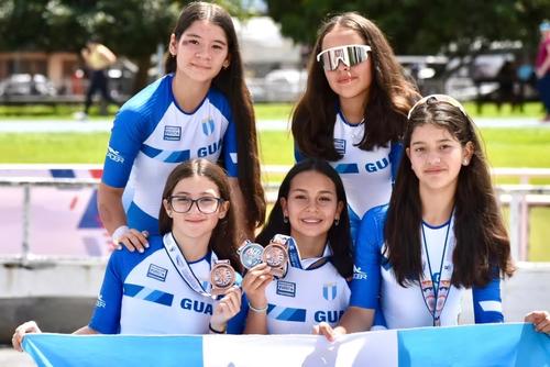 Atletas guatemaltecos celebrando el regreso del equipo de patinaje a los Juegos del Codicader. (Foto: Francisco Portillo/Colaborador)