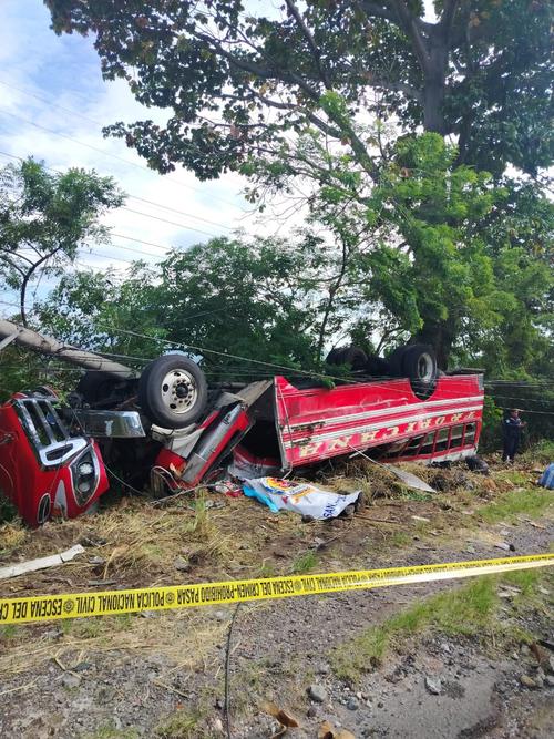 El bus impactó contra el poste de tendido eléctrico lo cual afectó el servicio de luz en los alrededores del Río Achiguate, El Jocote, km 73.5 de la carretera a Santa Lucía, Siquinalá. (Foto: EEGSA)