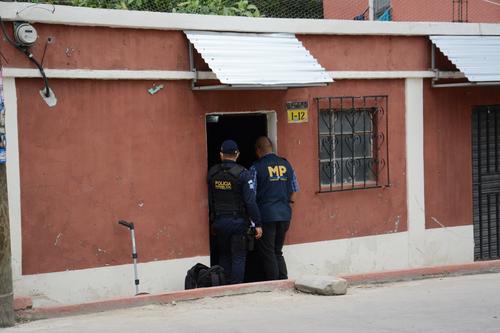 Peritos del MP iniciaron con las investigaciones para dar con el responsable del crimen. (Foto: Nuestro Diario)