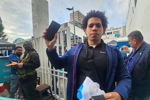Joel Moreno vino desde Escuintla para comprar sus boletos. La larga espera valió la pena cuando salió de la agencia bancaria con sus entradas. (Foto: Bryan Anton/Nuestro Diario)