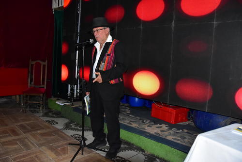 El acto de presentación se realizó en el salón de recepciones de la residencia del autor. (Foto: Antonio Chitop/Colaborador)