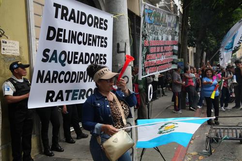 Las personas se encuentran con carteles y trompetas en las afueras del Congreso. (Foto: Wilder López/colaborador)