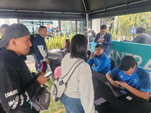 Cientos de fanáticos de la Sele tuvieron paciencia para comprar las entradas. Solo se podían tres boletos por persona. (Foto: Bryan Anton)