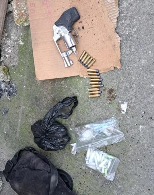 Un revólver con reporte de robo también se encuentra entre lo incautado. (Foto: PNC)