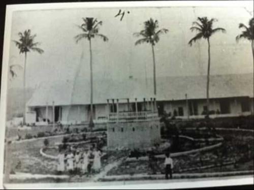 Imagen del quiosco alzado frente al castillo, tomada hacia 1888. (Foto: FB Fotos Antiguas de Petén)