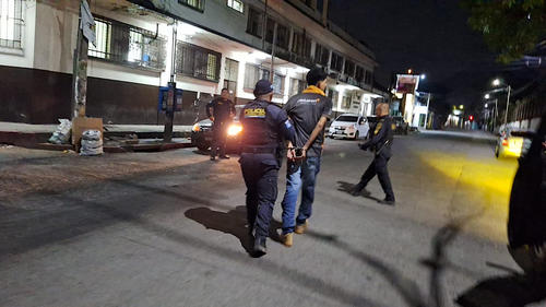 El sospechoso portaba un arma sin documentación con 14 balas en el cargador. (Foto: Jorge Sente/Nuestro Diario)