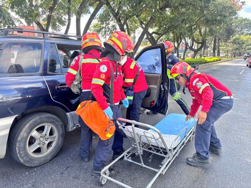 El incidente se registró sobre la calzada Roosevelt durante esta tarde. (Foto: Bomberos Municipales)