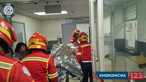 La víctima fue trasladada al IGSS con heridas de gravedad. (Foto: Bomberos Municipales)