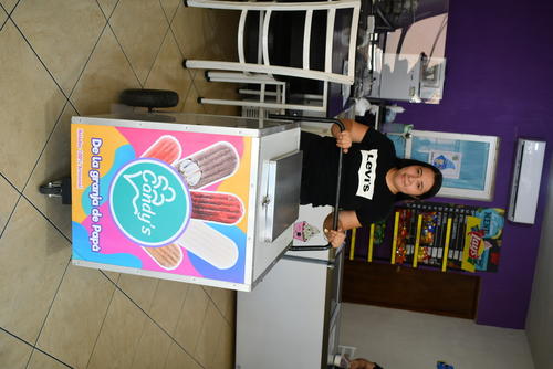 Las hermanas Díaz también cuentan con un carrito de helados para ofrecer en las calles. (Foto: Carlos Monroy/Colaborador)