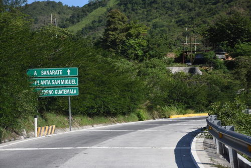 Entrada al paso a desnivel ubicado en el kilómetro 47, que permite el ingreso a varias comunidades. (Foto: Olga Leticia Vásquez/Colaboradora)