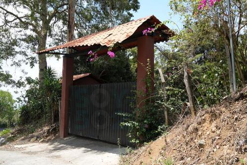 La entrada a la casa vinculada a Giammattei sobresale entre las otras fincas ubicadas en el área. (Foto: Wilder López/Soy502)