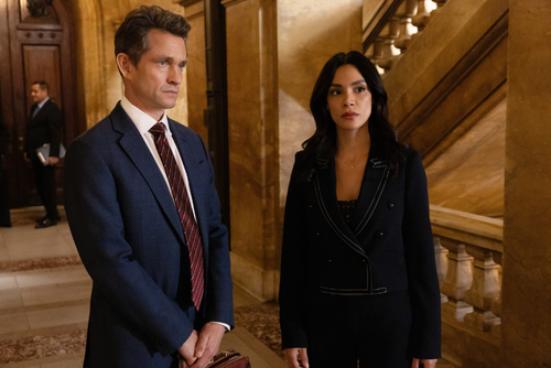 Halevi junto a Hugh Dancy, quien interpreta al fiscal Nolan Price. (Foto: cortesía Universal+)