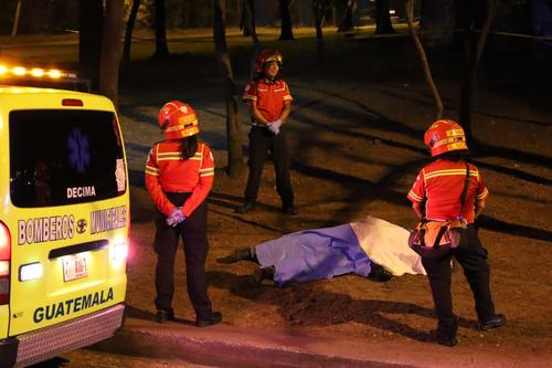 La víctima quedó tendida a un costado de la carretera. (Foto: Bomberos Municipales)