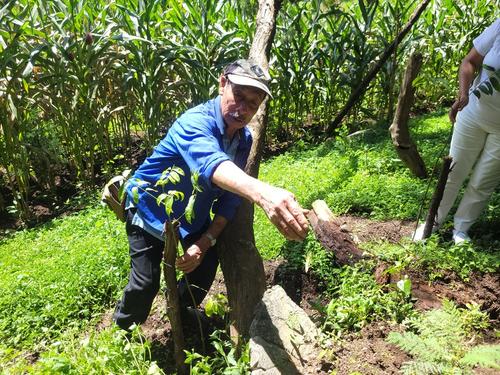 Muestran nacimientos de agua que van alimentando la granja, para seguir creando el ecosistema.  (Foto: Carmen Ordóñez/Colaboradora)
