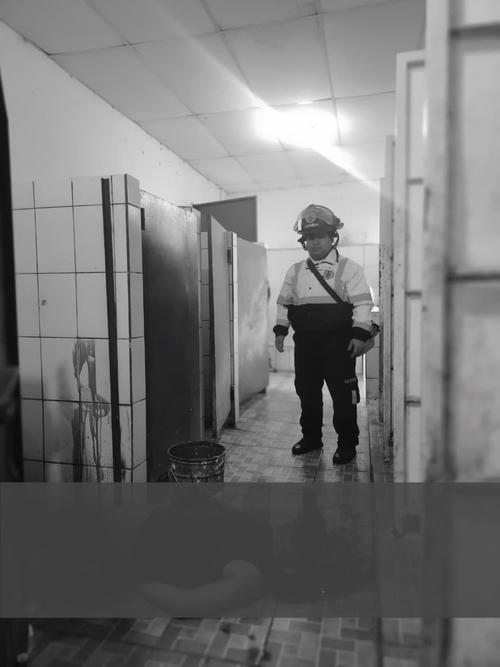 Un guardia del SP fue localizado fallecido en el interior del Preventivo para Varones en la zona 18. (Foto: Bomberos Voluntarios)