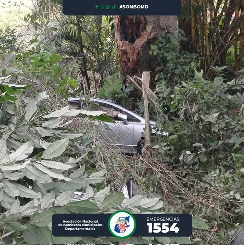 El automóvil cayó a una hondonada y minutos después falleció el conductor. (Foto: Asonbomd)