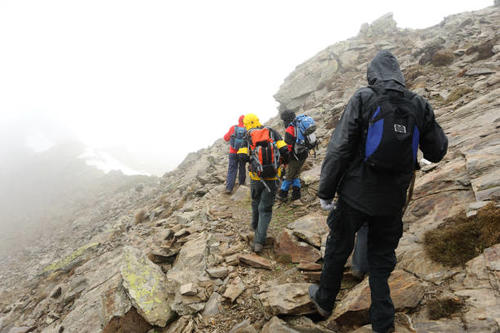 Llevar ropa y equipo adecuado, asimismo no separarse del grupo. (Foto ilustrativa: istock)