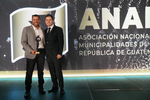 El alcalde Juan José Paredes recibió premio de la ANAM. (Foto: Wilder López/Soy502) 