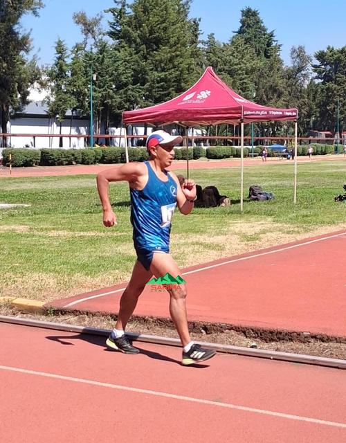 Don “Tosh” corriendo en la competencia de 800 metros. (Foto: Sarimá TV)