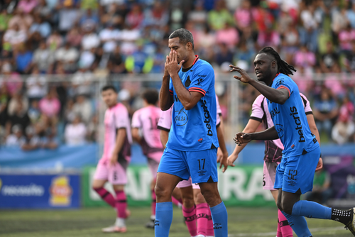 El catracho Eddie Hernández se lamenta después de una ocasión fallida. (Foto: Pedro Mijangos / Nuestro Diario)