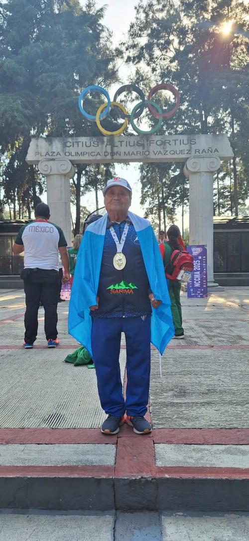 Demetrio Morales posa con su medalla de oro y la bandera de Guatemala. (Foto: Sarimá TV)