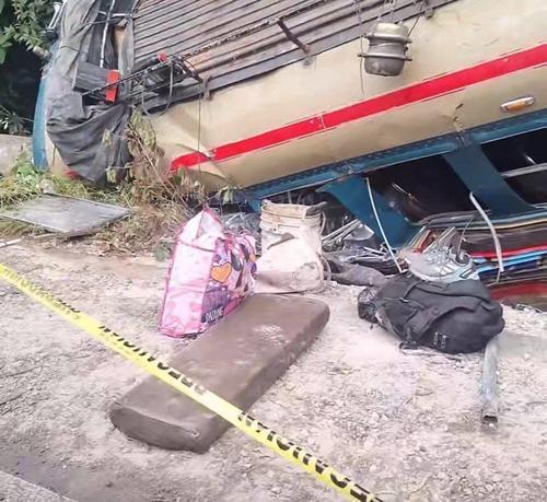 El bus transitaba sobre la ruta hacia San Marcos, y por causas aún no confirmadas, perdió el control y volcó al costado de la carretera. (Foto: Redes sociales)