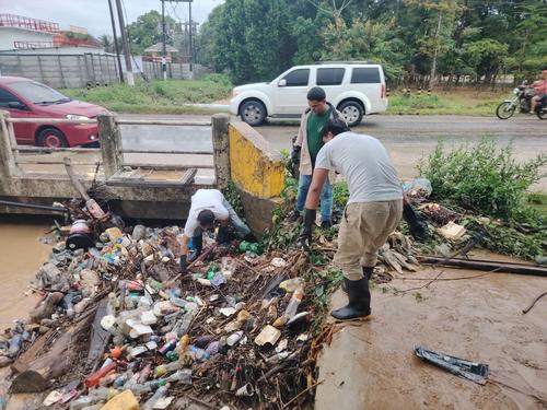 Vecinos localizaron grandes cantidades de basura acumulada en los ríos. (Foto: redes sociales)