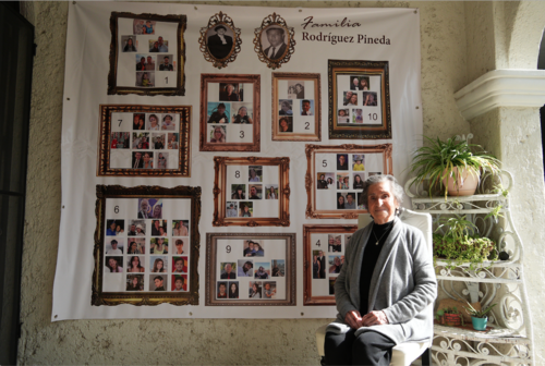 Mural en la vivienda de Doña Rogelia Pineda en donde se colocan las imágenes de hijos, nietos, bisnietos y tataranieta. (Foto: Wilder López/Soy502)