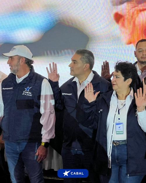 Roberto Arzú en el escenario junto a dirigentes de la agrupación Cabal durante la Asamblea General. (Foto: Cabal/Soy502)