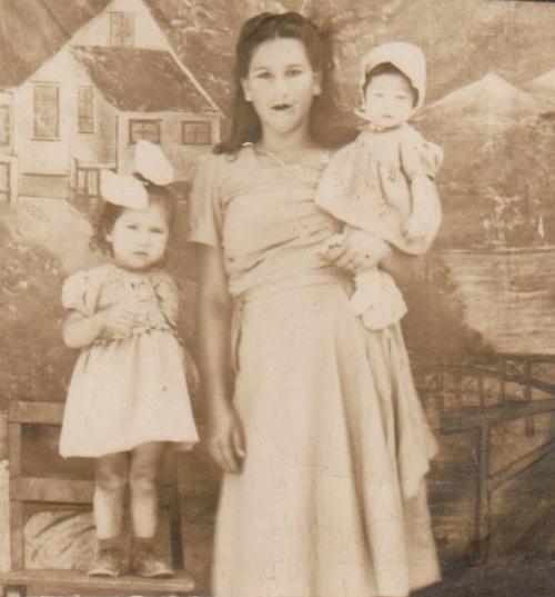 Rogelia Pineda posa junto a dos de sus hijos, en total tuvo diez, la mayoría mujeres. (Foto: Cortesía/Soy502)