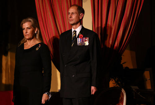 La duquesa de Edimburgo, Sofía y el príncipe Eduardo, duque de Edimburgo, durante el Festival del Recuerdo de la Real Legión Británica. (Foto: AFP/Soy502)