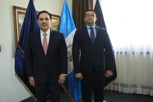 El ministro de Gobernación, Marco Antonio Villeda, fue quien nombró a Jorge Guillermo López Dellachiessa (derecha) como el nuevo director general del Sistema Penitenciario. (Foto: Mingob)