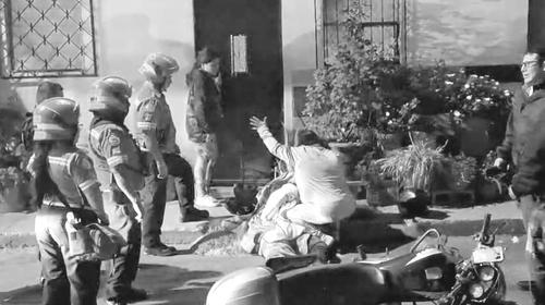 Familiares lamentan la muerte de David Estuardo asesinado por presuntos pandilleros. (Foto: Bomberos Municipales)