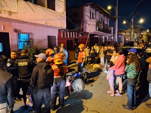 Según testigos David Estuardo estaba por retirarse del lugar, pero luego de una discusión, sujetos armados le dispararon en repetidas ocasiones. (Foto: Bomberos Municipales) 